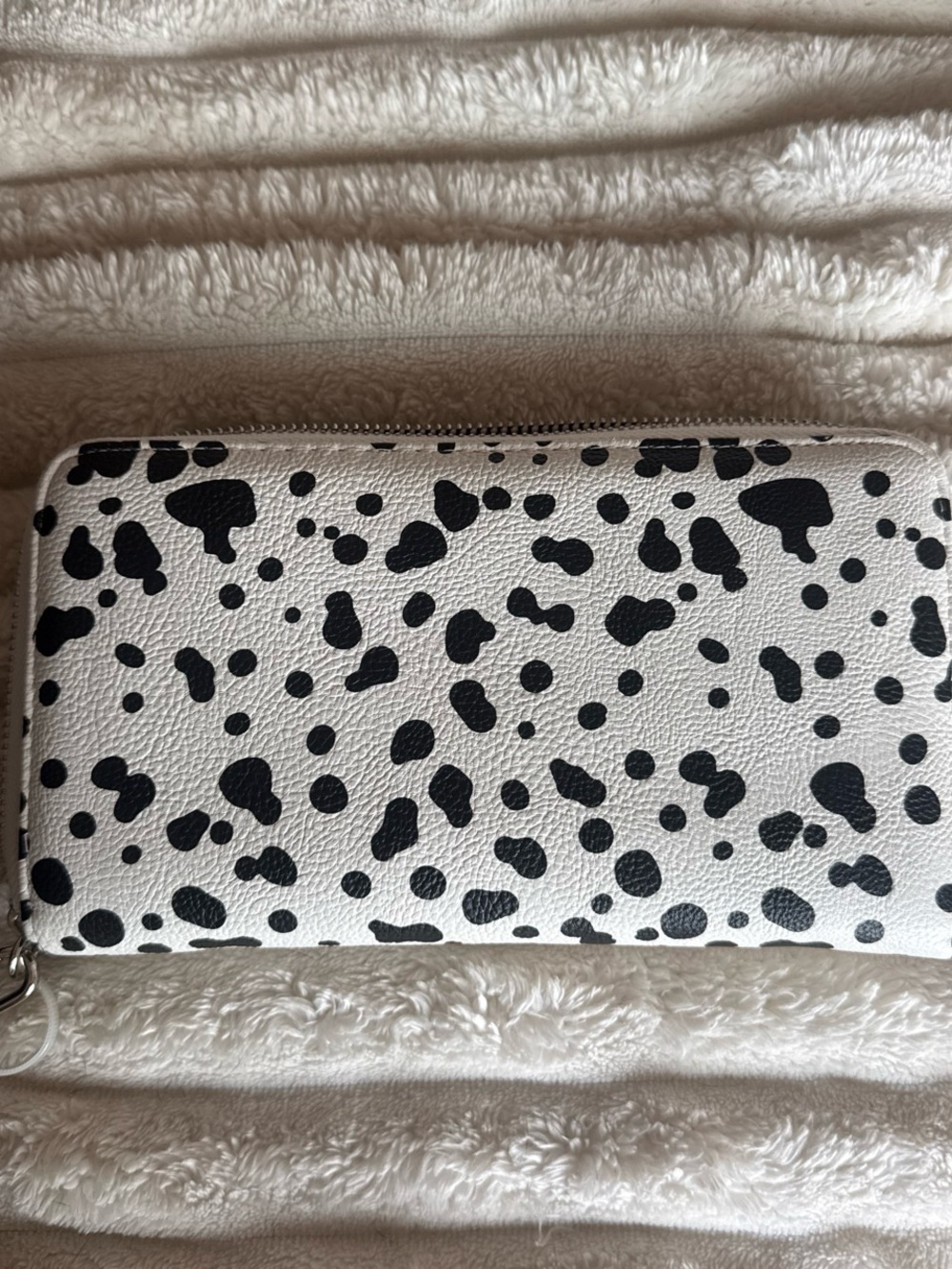 Betsey Johnson White and Black Puppy Face Zip Wallet - Picture 2 of 4